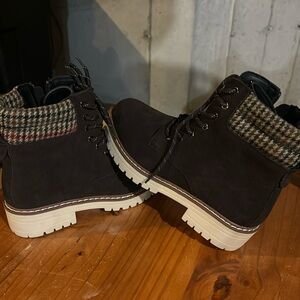 Woman’s DeYashopin brown hiking boots